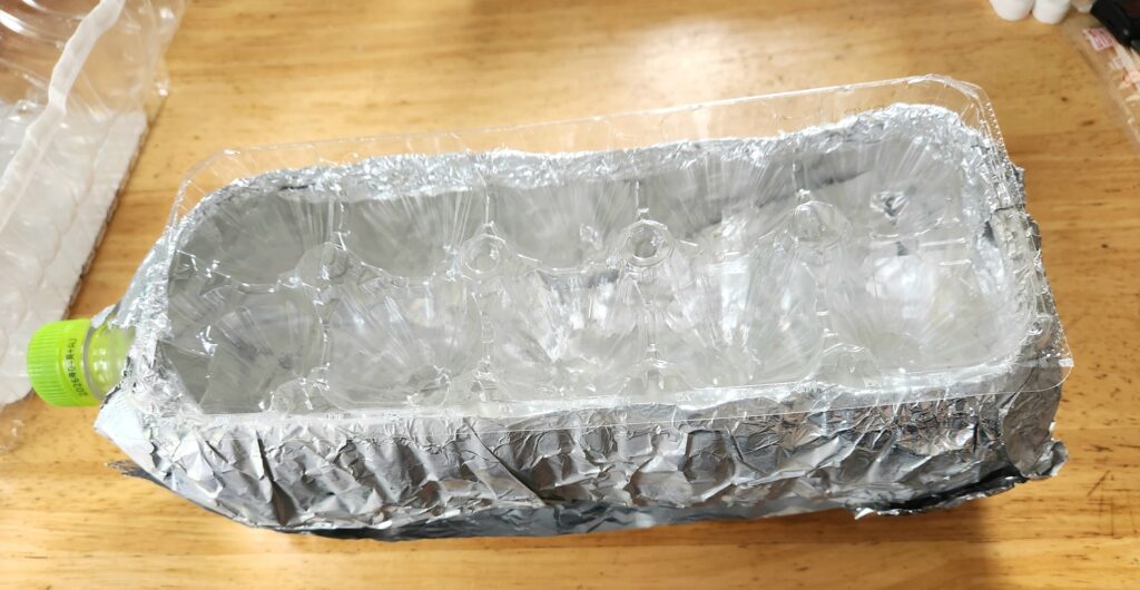 大葉の水耕栽培容器に藻が出ないようアルミホイルを巻いたもの